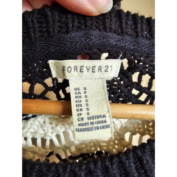 Forever 21 striped black and white sweater size small - Picture 3 of 9